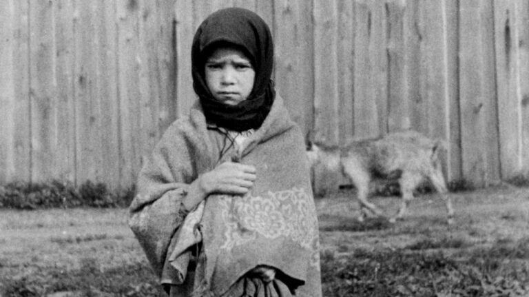 Kharkiv / Ukraine / 1933. Fillette souffrant de la famine. Photo clandestine réalisée par Alexander Wienerberger